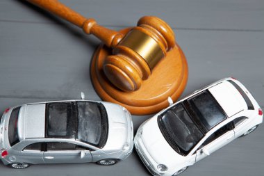 Arabalar ve yargıcın çekici. konsept davaları kazadan sonra