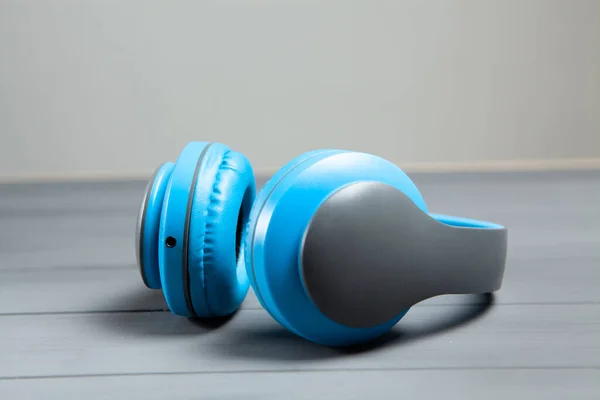 Big Blue Headphones Gray Wooden Table — Stockfoto