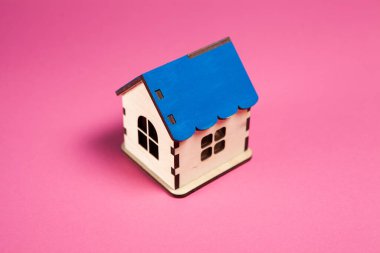 Pembe arka plandaki ev. bir ev satın almak