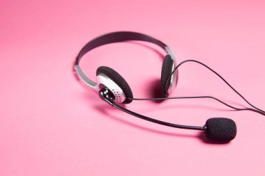 Pembe arka planda kulaklıklar