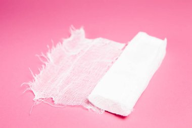 Pembe arka planda beyaz bandaj