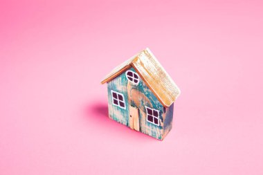 Pembe arka plandaki ev. bir ev satın almak