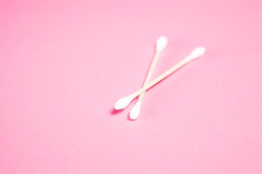 Pembe arka planda kulak çubukları