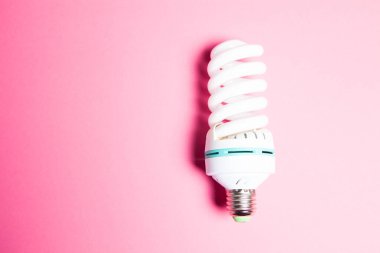 Pembe arka planda enerji tasarrufu sağlayan gaz lambası