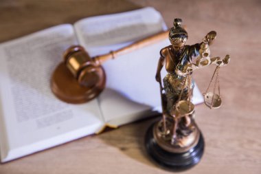 Adalet heykeli, kitap ve tokmak ahşap masada