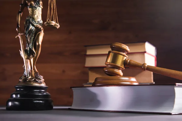 Adalet heykeli, kitap ve tokmak ahşap masada