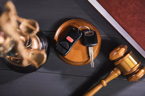 Ahşap bir arka planda çekiç ve araba anahtarları. deneme