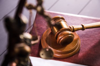 Adalet heykeli, kitap ve tokmak ahşap masada