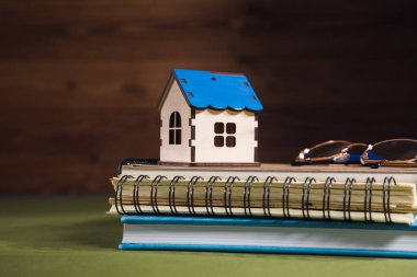 Masada ev, gözlük ve defter var.