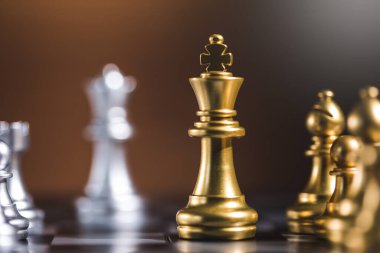 Masadaki satranç taşları