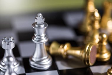 Masadaki satranç taşları