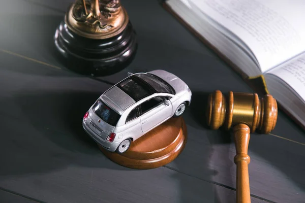 Statue Justice Gavel Car Wooden Background Trial — Stock Photo, Image