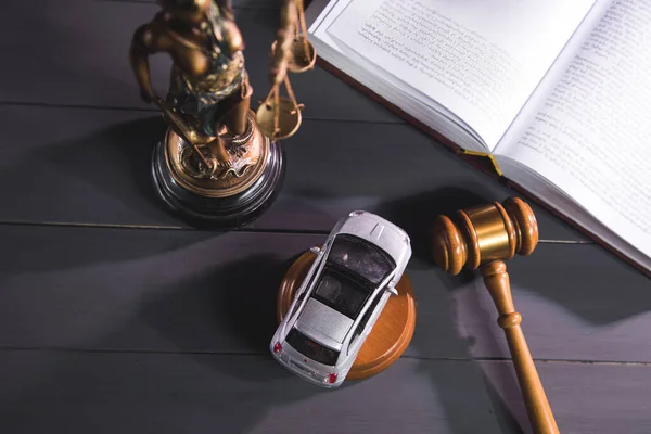 Statue Justice Gavel Car Wooden Background Trial — Stock Photo, Image
