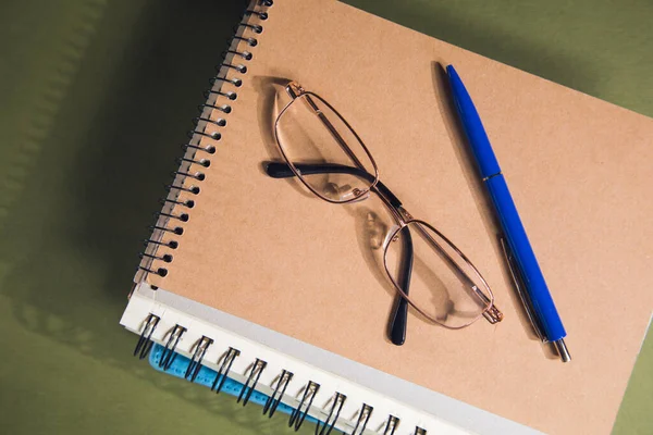 Optical Glasses Notebooks Green Table — Stock Photo, Image