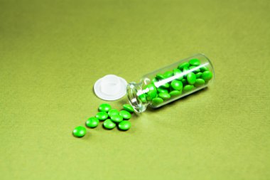 Haplar yeşil masadaki mataradan saçılmış.