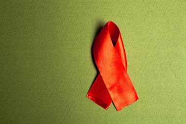 yeşil arkaplanda kırmızı yardım şeridi