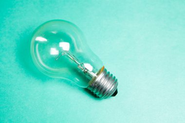 Mavi arkaplanda ampul