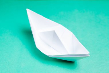 Kağıt gemi mavi arkaplanda