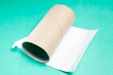 Mavi arka planda kalan tuvalet kağıdı.