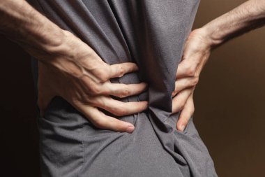 Adamın sırtı ağrıyor. böbrek ağrısı