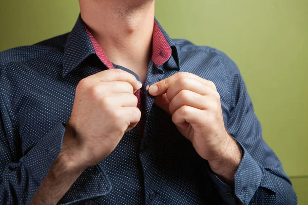 Een Man Recht Knop Van Kraag Van Zijn Shirt Een — Stockfoto