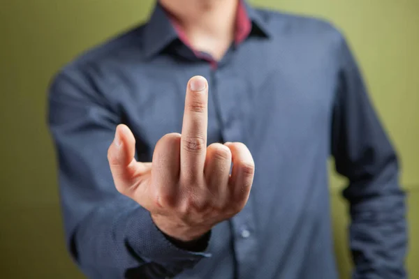 Man Toont Middelvinger Groene Achtergrond — Stockfoto