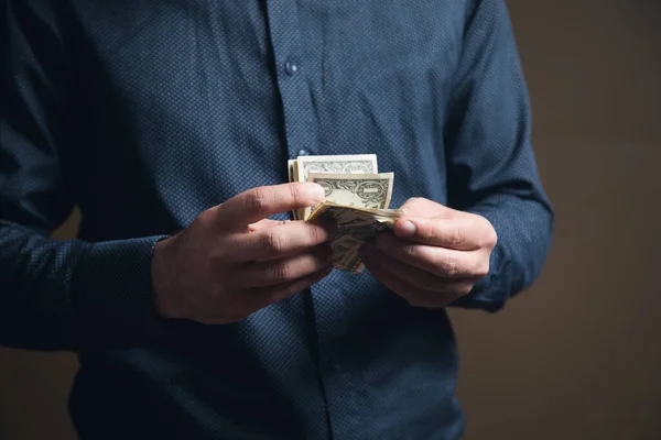 Hombre Con Camisa Está Contando Dinero Con Fondo Marrón — Foto de Stock