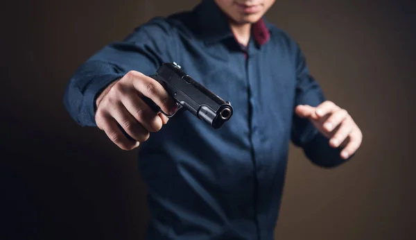 Hombre Sosteniendo Una Pistola Negra Mano Amenazando —  Fotos de Stock