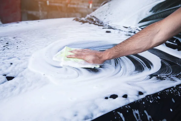 Hombre Limpia Espuma Del Coche Con Trapo Lavado Coche — Foto de Stock