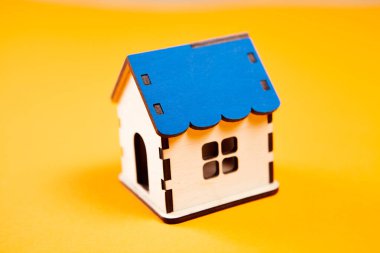 sarı arkaplandaki ev