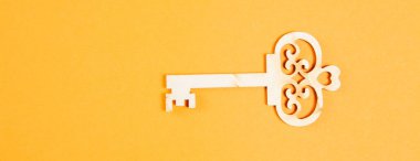 Turuncu arka planda ahşap anahtarlar