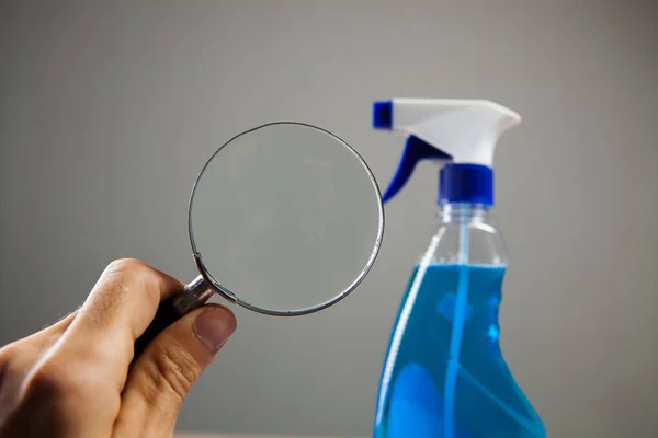 Szkło Powiększające Detergent Stole — Zdjęcie stockowe