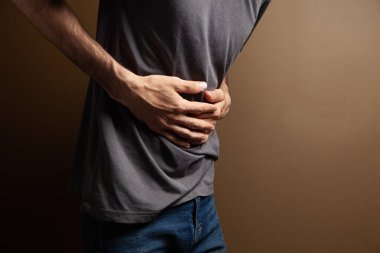 Adamın midesi ağrıyor.