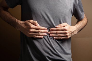 Adamın midesi ağrıyor.