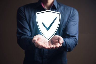 İş adamının elinde üzerinde kontrol işareti olan bir ilan panosu var.