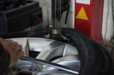 Efendi tekerleği değiştiriyor.