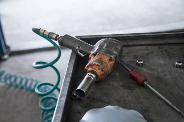 Servis atölyesindeki hava çarpması anahtarı tamir ediliyor.