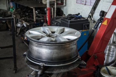 Garajda tekerlek kenarı. kauçuk değiştirme