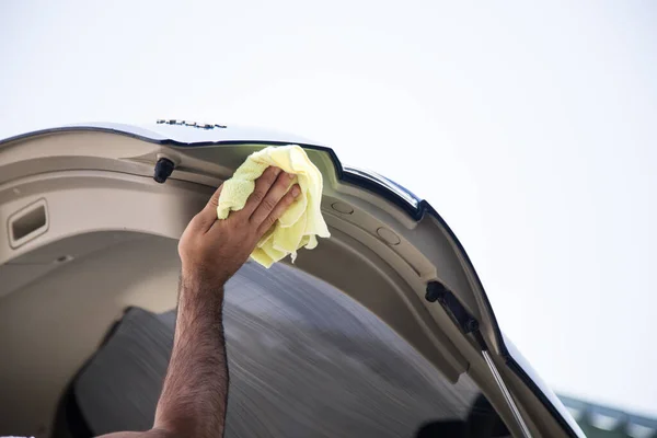 Homem Limpa Carro Molhado Com Pano — Fotografia de Stock