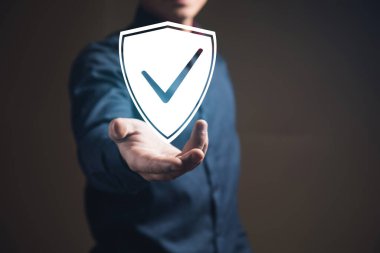 İş adamının elinde üzerinde kontrol işareti olan bir ilan panosu var.