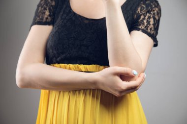 Bir elbisenin içinde duruyor ve düşünüyor.