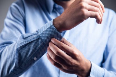 Bir erkek gömlek giyer.