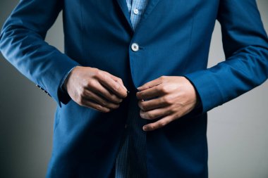 Bir erkek ceket giyer.