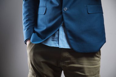 Takım elbiseli bir adam.