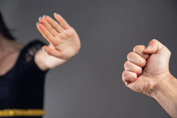 Aile içi şiddet. Koca karısına yumruk attı.