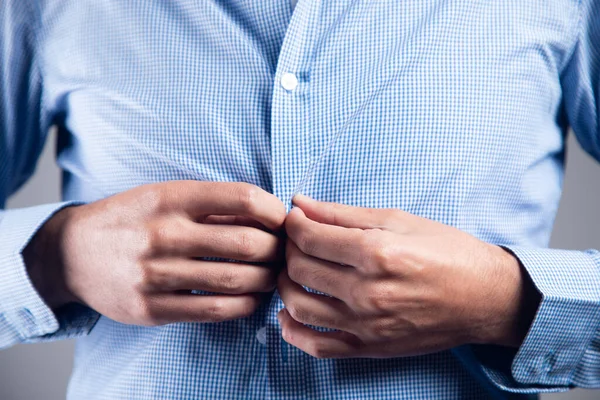 Hombre Pone Una Camisa — Foto de Stock