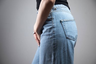 Kız cinsel organını elleriyle kapatmış.