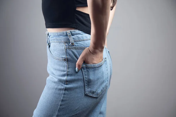 Chica Sosteniendo Sus Manos Sus Bolsillos Traseros —  Fotos de Stock