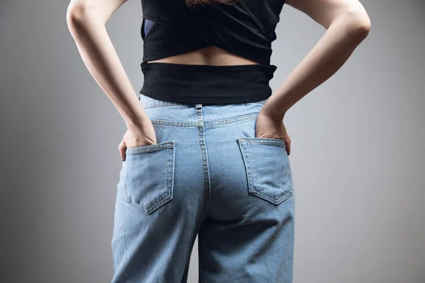 Menina Segurando Suas Mãos Seus Bolsos Traseiros — Fotografia de Stock