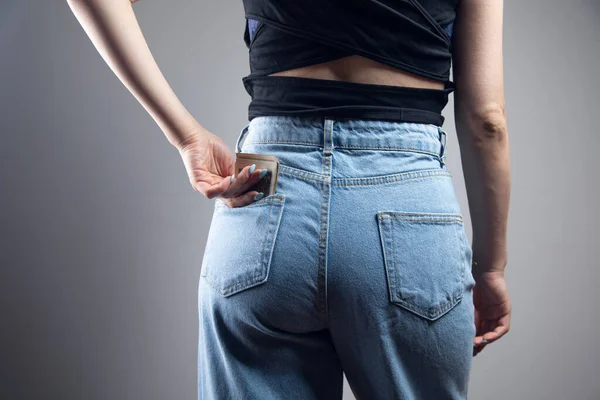 Young Girl Pulls Money Out Her Back Pocket — Stock Photo, Image